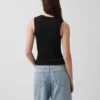 Μοντέρνο αμάνικο μπλουζάκι με V-neck
