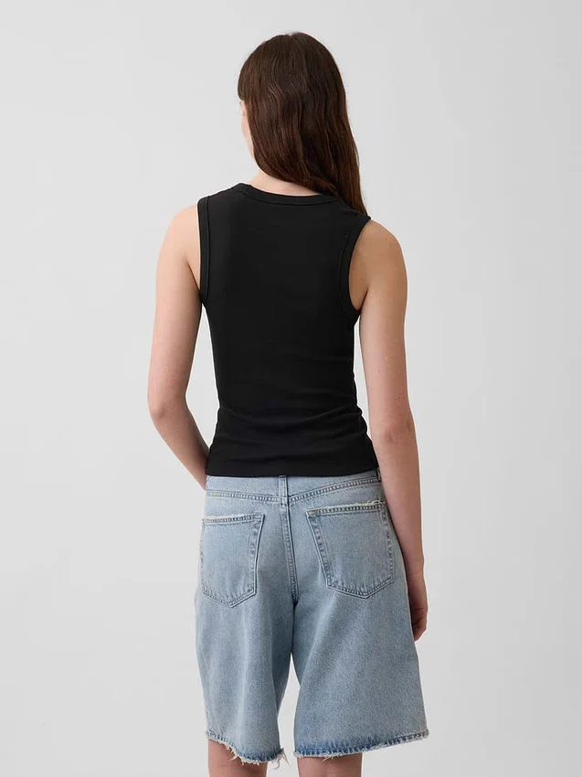 Μοντέρνο αμάνικο μπλουζάκι με V-neck