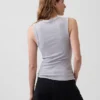 Μοντέρνο αμάνικο μπλουζάκι με V-neck