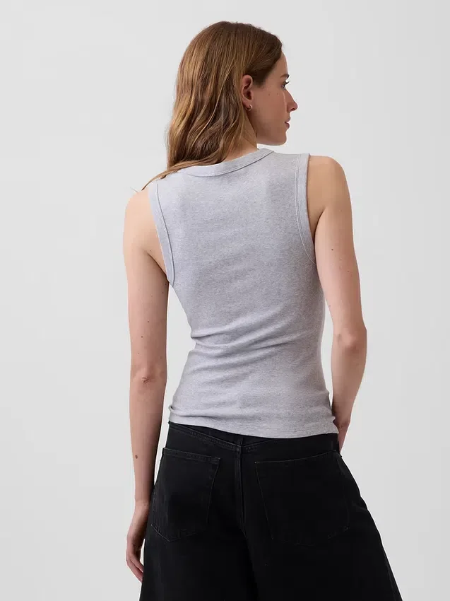 Μοντέρνο αμάνικο μπλουζάκι με V-neck