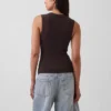 Μοντέρνο αμάνικο μπλουζάκι με V-neck