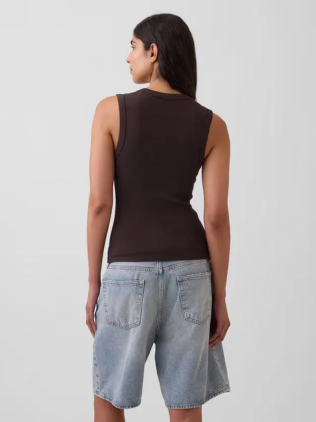 Μοντέρνο αμάνικο μπλουζάκι με V-neck