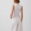 Μοντέρνο αμάνικο μπλουζάκι με V-neck