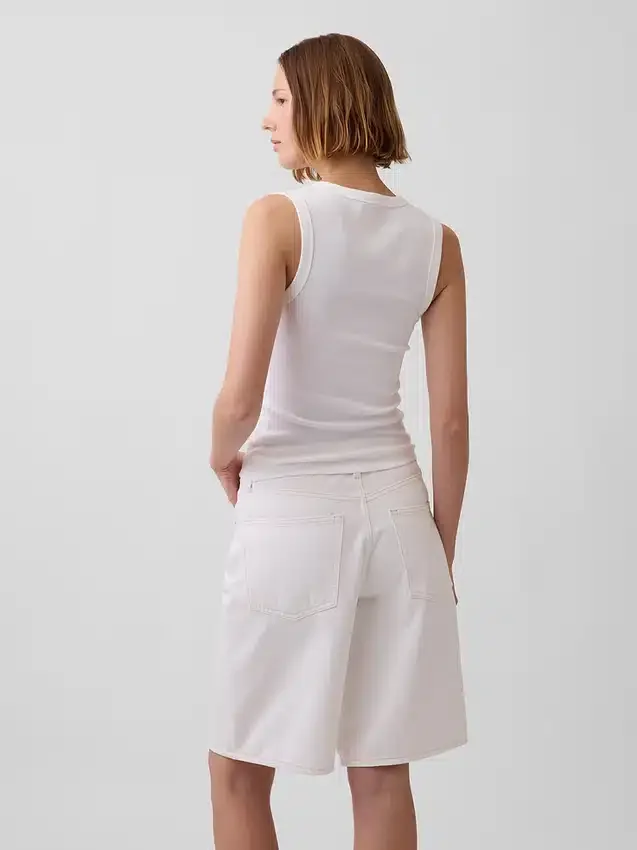 Μοντέρνο αμάνικο μπλουζάκι με V-neck