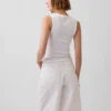 Μοντέρνο αμάνικο μπλουζάκι με V-neck