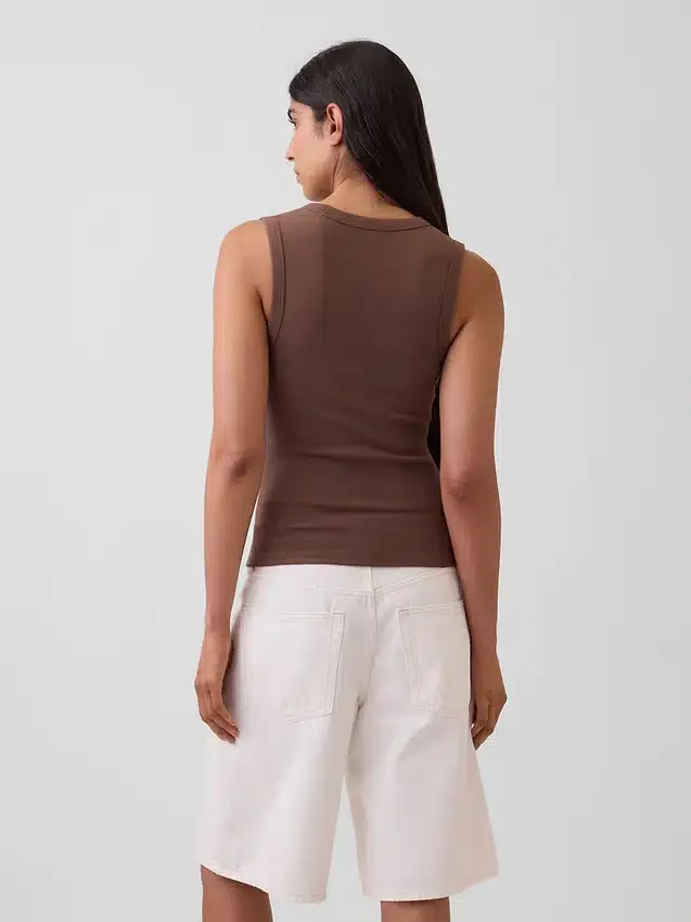 Μοντέρνο αμάνικο μπλουζάκι με V-neck