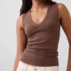 Μοντέρνο αμάνικο μπλουζάκι με V-neck