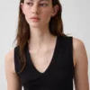 Μοντέρνο αμάνικο μπλουζάκι με V-neck