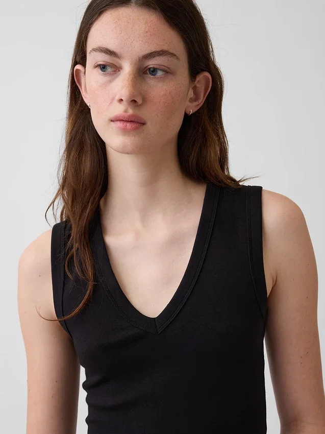 Μοντέρνο αμάνικο μπλουζάκι με V-neck