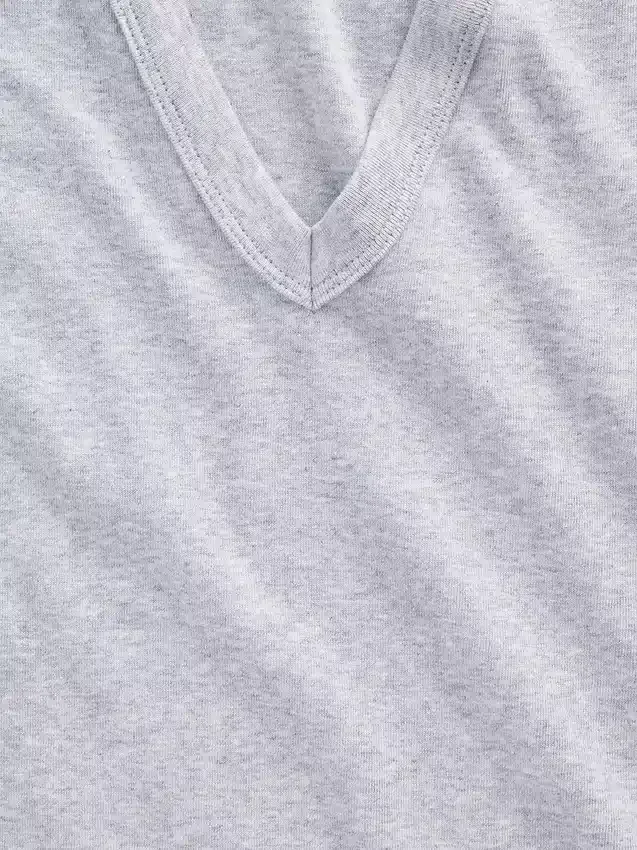 Μοντέρνο αμάνικο μπλουζάκι με V-neck