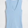 Μοντέρνο αμάνικο μπλουζάκι με V-neck