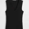 Μοντέρνο αμάνικο μπλουζάκι με V-neck