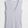 Μοντέρνο αμάνικο μπλουζάκι με V-neck