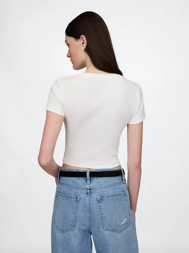 Μοντέρνο κοντό T-shirt