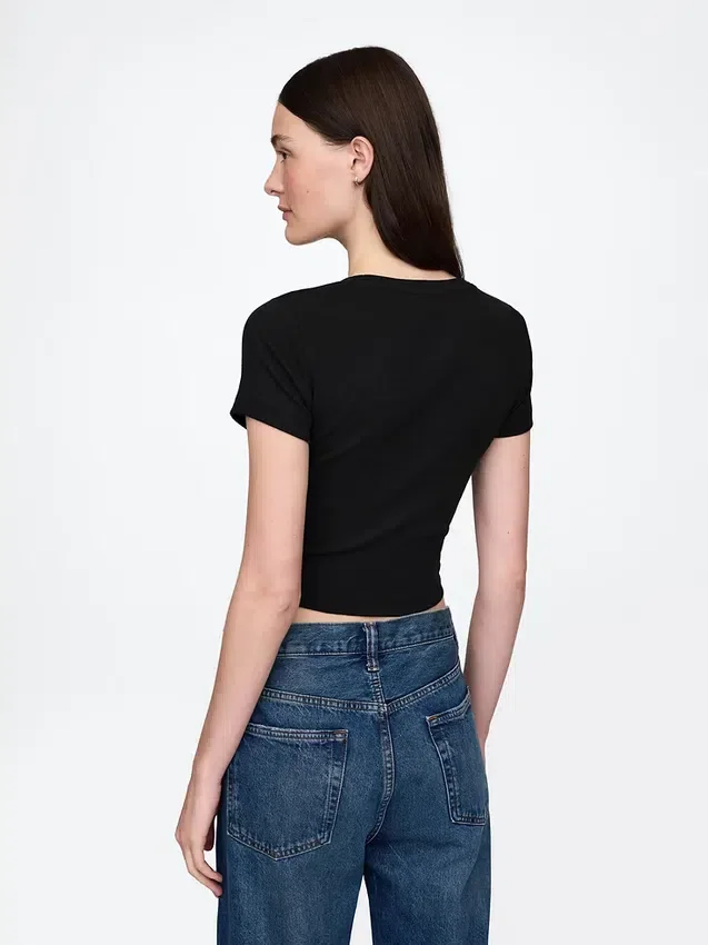 Μοντέρνο κοντό T-shirt