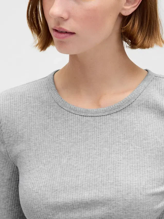 Μοντέρνο κοντό T-shirt με ραβδώσεις