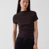 Μοντέρνο κοντό T-shirt με ραβδώσεις και ψεύτικο γιακά