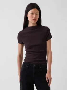 Μοντέρνο κοντό T-shirt με ραβδώσεις και ψεύτικο γιακά