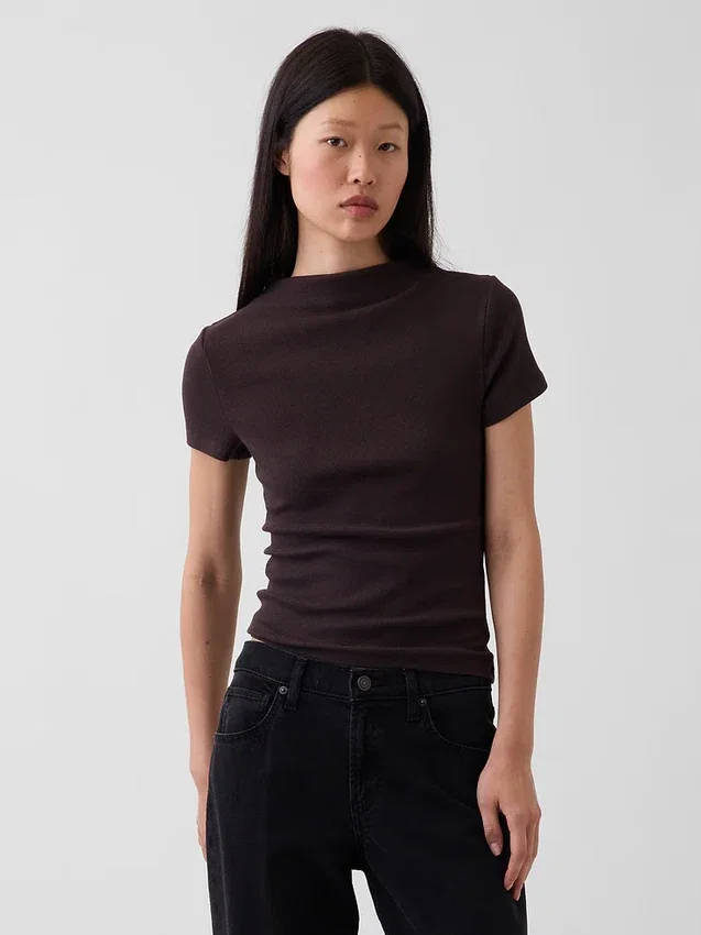 Μοντέρνο κοντό T-shirt με ραβδώσεις και ψεύτικο γιακά