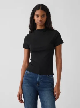 Μοντέρνο κοντό T-shirt με ραβδώσεις και ψεύτικο γιακά