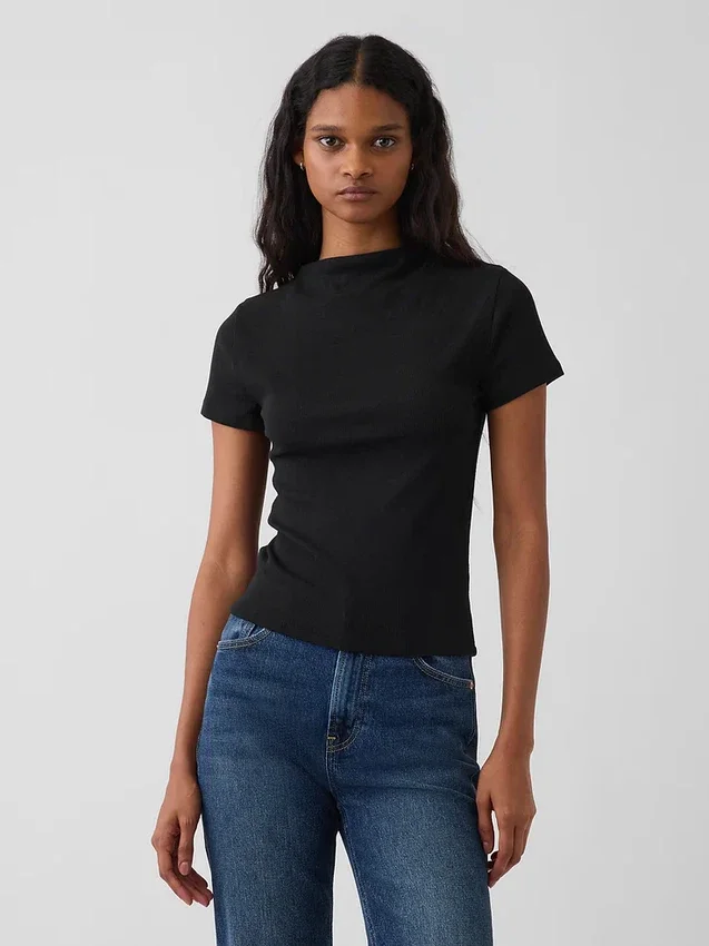 Μοντέρνο κοντό T-shirt με ραβδώσεις και ψεύτικο γιακά
