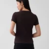 Μοντέρνο κοντό T-shirt με ραβδώσεις και ψεύτικο γιακά