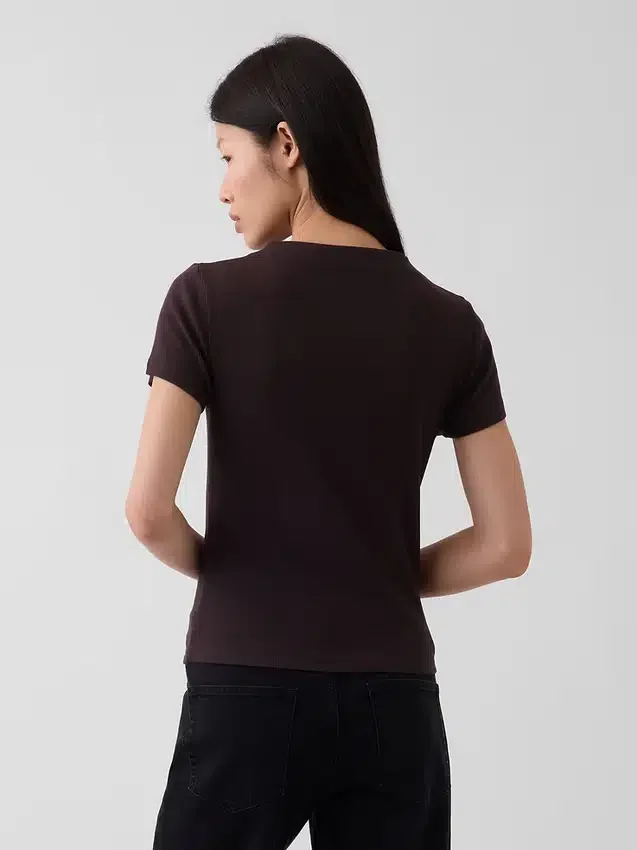 Μοντέρνο κοντό T-shirt με ραβδώσεις και ψεύτικο γιακά