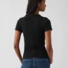 Μοντέρνο κοντό T-shirt με ραβδώσεις και ψεύτικο γιακά