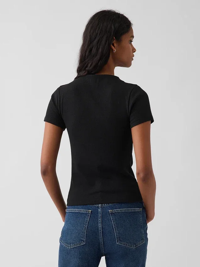 Μοντέρνο κοντό T-shirt με ραβδώσεις και ψεύτικο γιακά