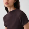 Μοντέρνο κοντό T-shirt με ραβδώσεις και ψεύτικο γιακά