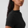 Μοντέρνο κοντό T-shirt με ραβδώσεις και ψεύτικο γιακά