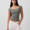 Μοντέρνο κοντό T-shirt με τετράγωνο λαιμό