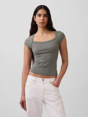 Μοντέρνο κοντό T-shirt με τετράγωνο λαιμό