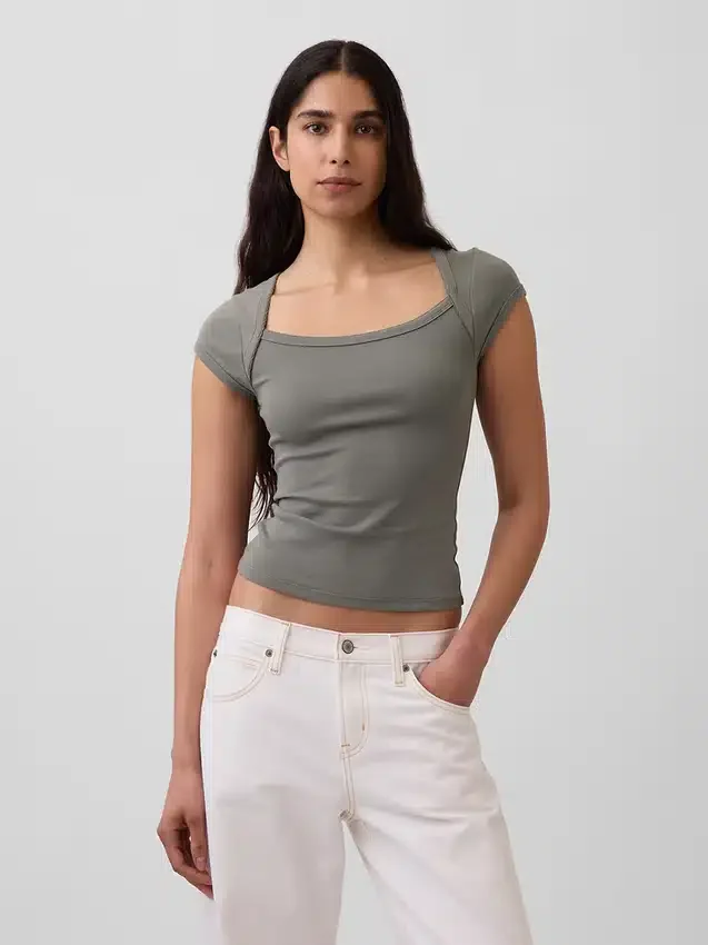 Μοντέρνο κοντό T-shirt με τετράγωνο λαιμό
