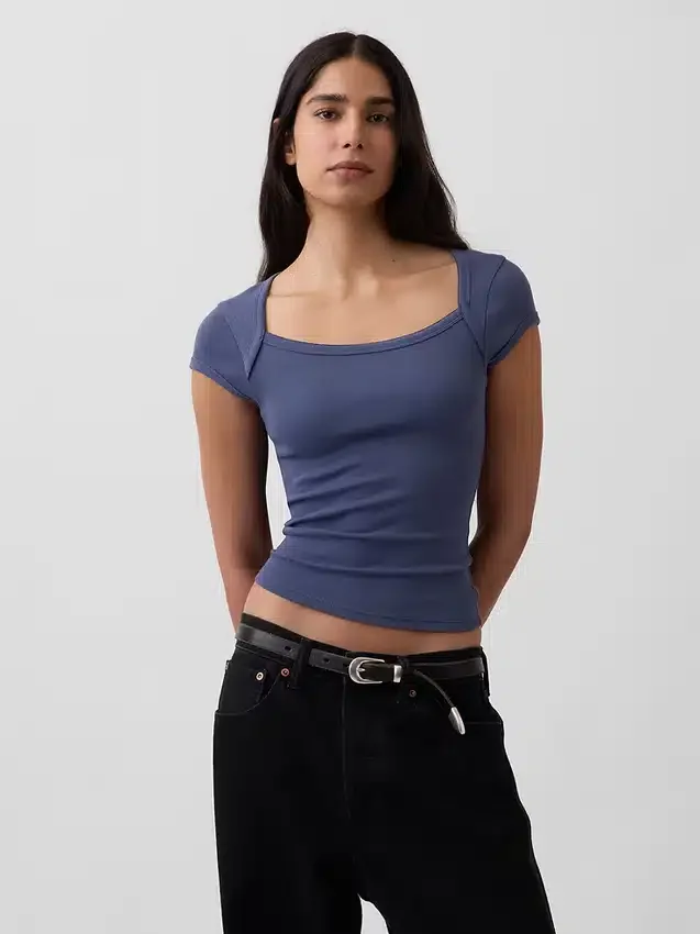 Μοντέρνο κοντό T-shirt με τετράγωνο λαιμό