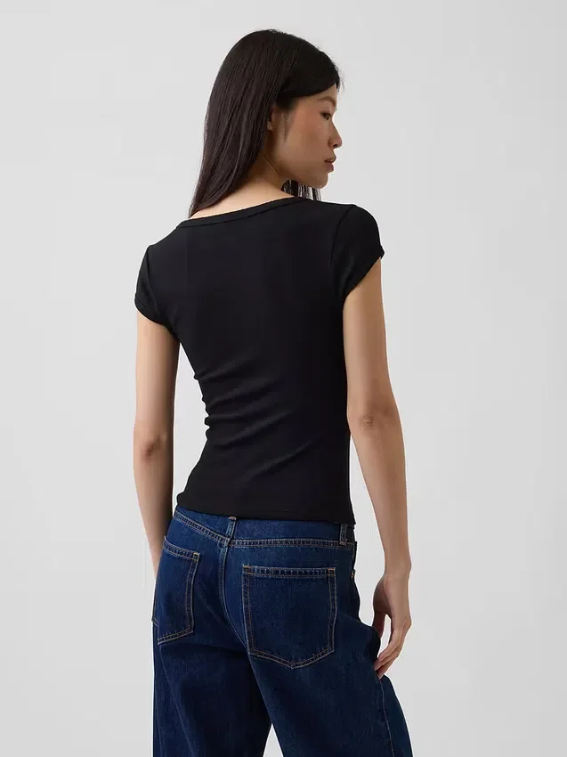 Μοντέρνο κοντό T-shirt με τετράγωνο λαιμό