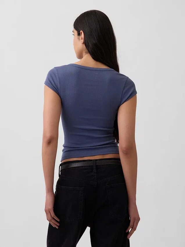 Μοντέρνο κοντό T-shirt με τετράγωνο λαιμό