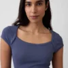 Μοντέρνο κοντό T-shirt με τετράγωνο λαιμό