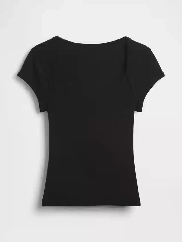 Μοντέρνο κοντό T-shirt με τετράγωνο λαιμό