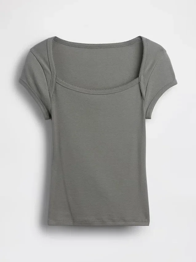 Μοντέρνο κοντό T-shirt με τετράγωνο λαιμό