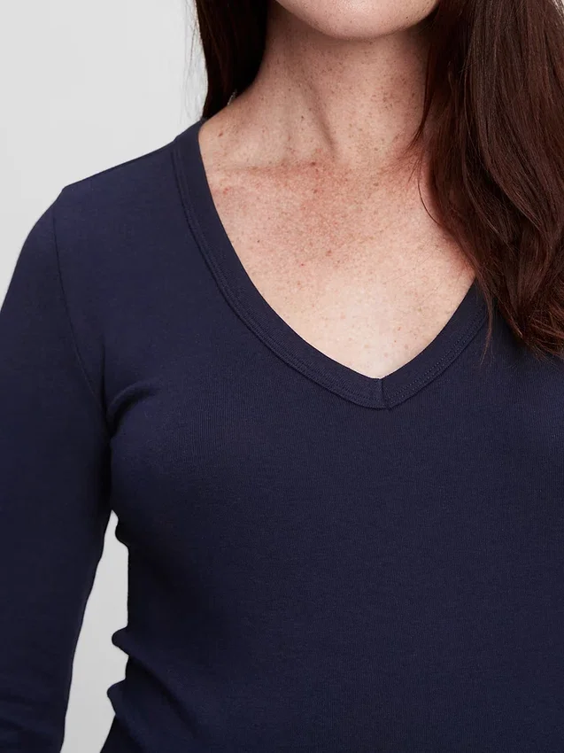 Μοντέρνο T-shirt εγκυμοσύνης με V-neck