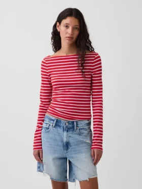 Μοντέρνο T-shirt με λαιμόκοψη τύπου «boatneck»
