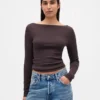Μοντέρνο T-shirt με λαιμόκοψη τύπου «boatneck»