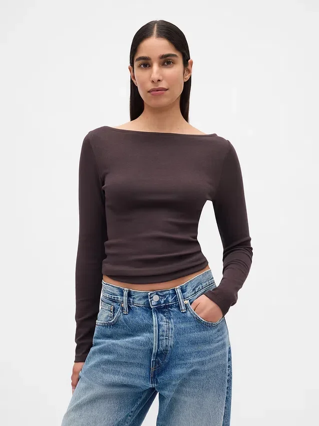 Μοντέρνο T-shirt με λαιμόκοψη τύπου «boatneck»