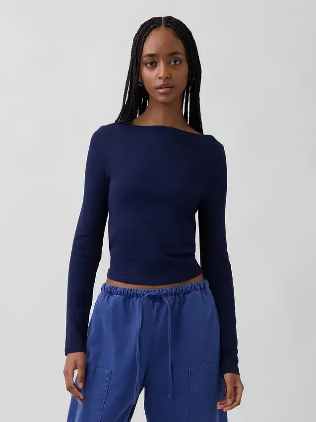 Μοντέρνο T-shirt με λαιμόκοψη τύπου «boatneck»