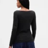 Μοντέρνο T-shirt με λαιμόκοψη τύπου «boatneck»