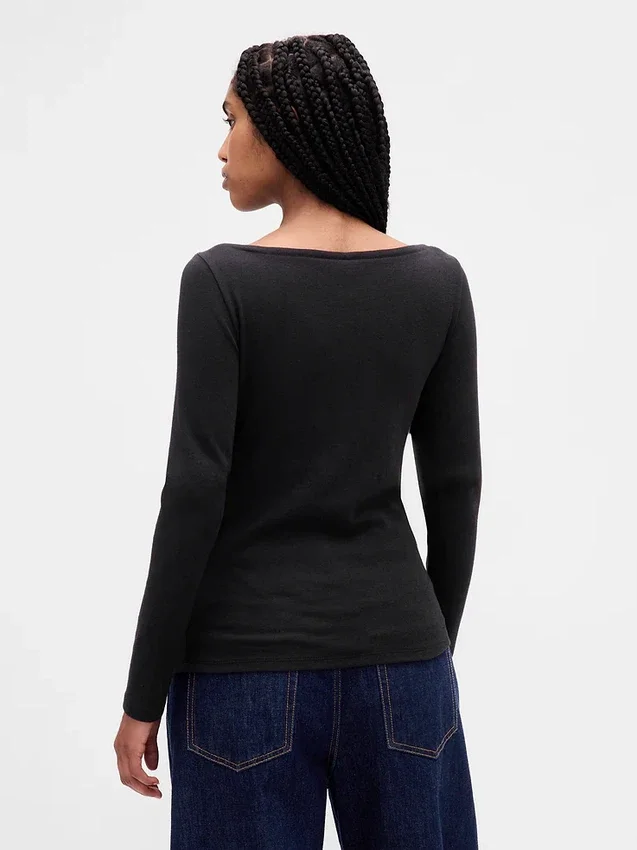 Μοντέρνο T-shirt με λαιμόκοψη τύπου «boatneck»