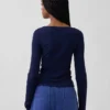 Μοντέρνο T-shirt με λαιμόκοψη τύπου «boatneck»