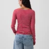 Μοντέρνο T-shirt με λαιμόκοψη τύπου «boatneck»
