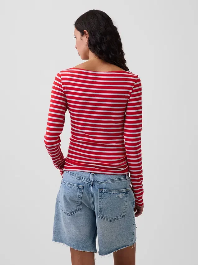 Μοντέρνο T-shirt με λαιμόκοψη τύπου «boatneck»